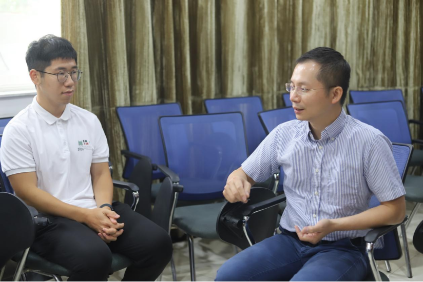 覃杰医生鼓励同学们好好学习