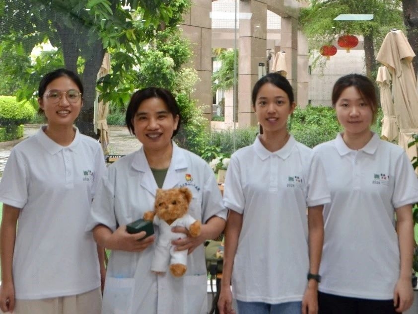 李杰兰主任与采访者合照(左一:采访者吴泳,左二:李杰兰主任,右二:采访者苏子乔,右一:采访者陈雅熙)